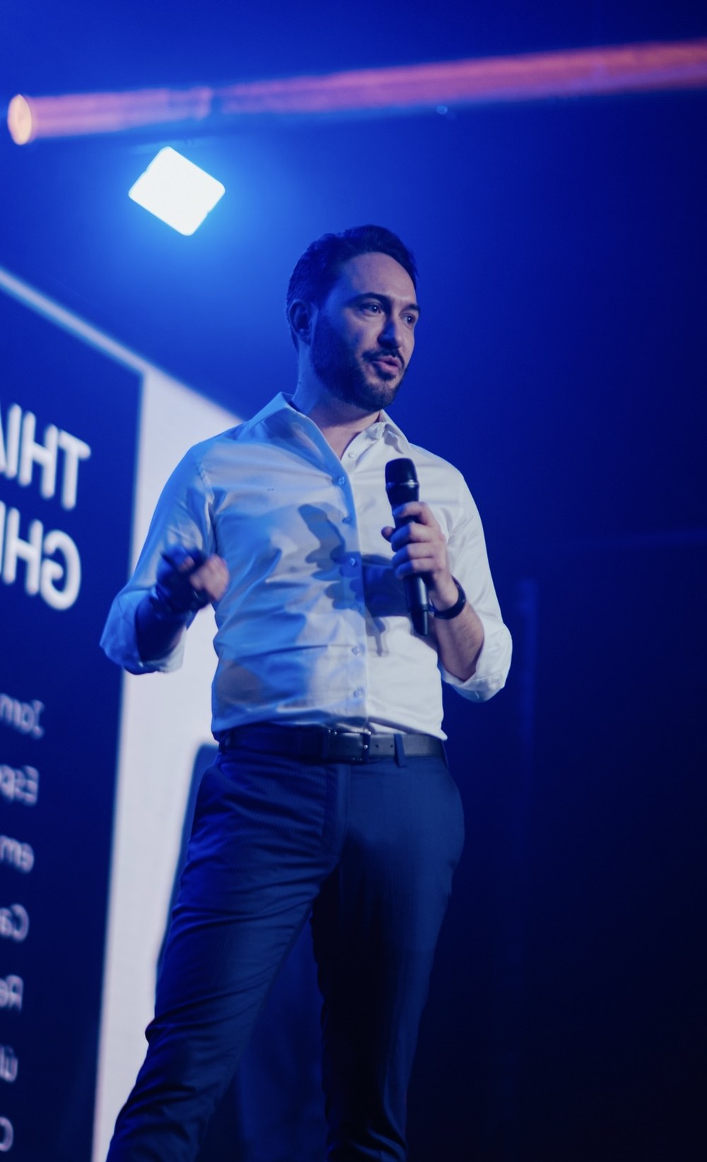 Thiago Ghirotti no palco durante palestra sobre maturidade de receita